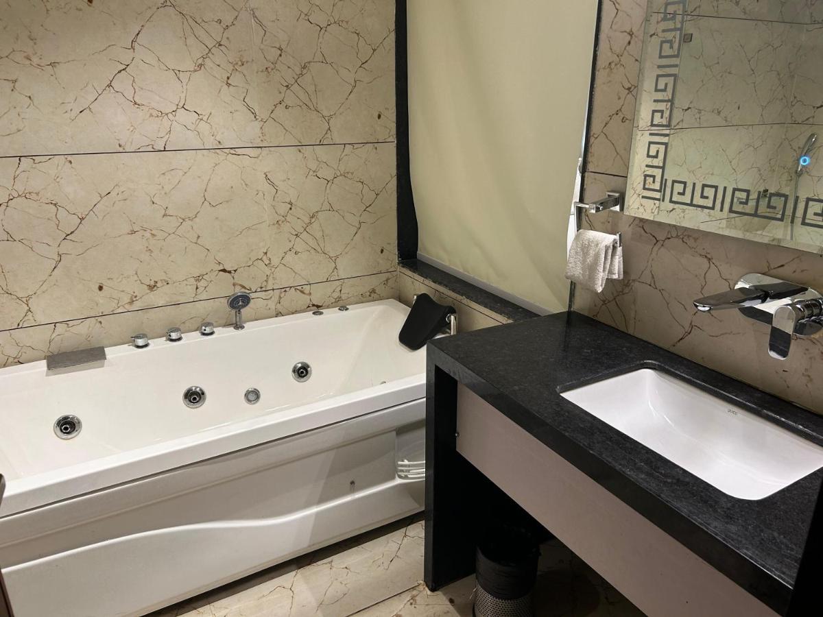 The Imperial Prime Clarks Inn Suites, Bhilwara Eksteriør billede